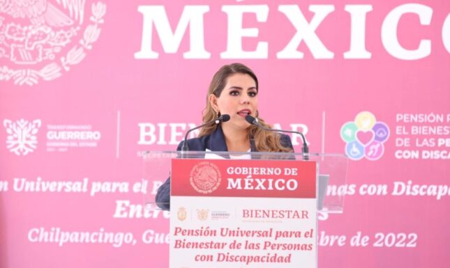 Encabeza Evelyn Salgado y Ariadna Montiel entrega de tarjetas del Programa de Pensión Universal