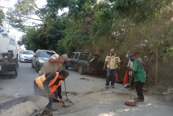 Maquinaria pesada arranca programa de bacheo emergente por temporada decembrina
