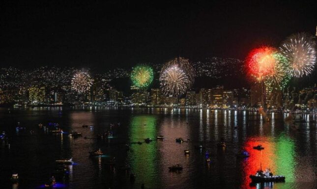 Espectacular Gala de Pirotecnia da la bienvenida al 2023 en Acapulco