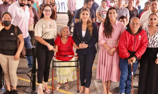 Entregan la gobernadora y la presidenta del DIF, Liz Salgado Pineda aparatos funcionales a personas con discapacidad