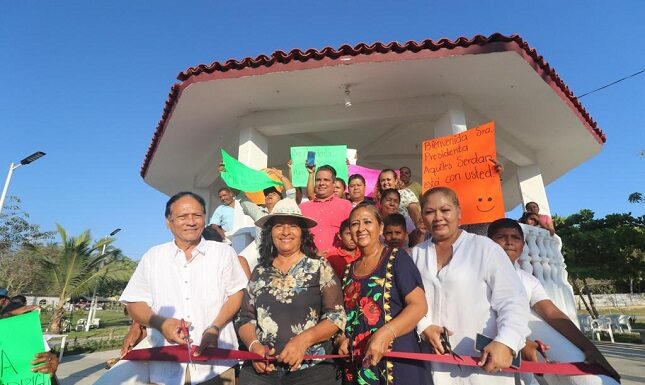 Inaugura Abelina López, plaza cívica en Barra Vieja