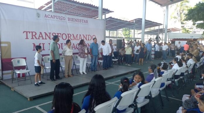 Entrega Gobierno de Abelina López mobiliario a escuelas