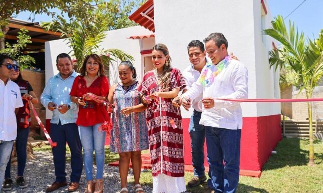 Entrega Evelyn Salgado apoyos del Programa Mejoramiento de Vivienda e inaugura el camino San José Mogollón-Carrera Larga, en Coyuca de Benítez