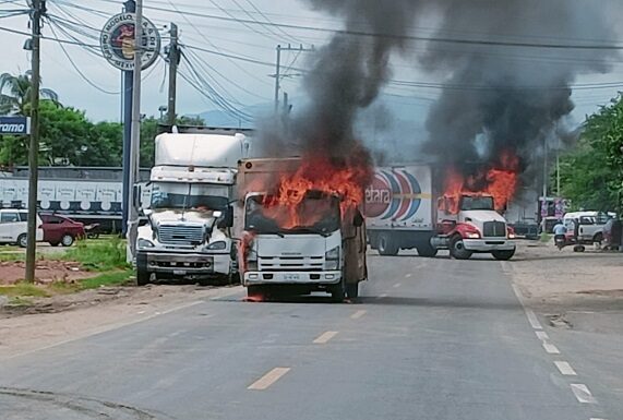Realizan bloqueos y queman vehículos de reparto en zona poniente de Acapulco