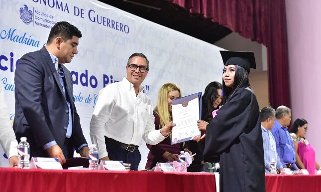 “El mejor camino para alcanzar nuestros sueños es la educación”: René Posselt