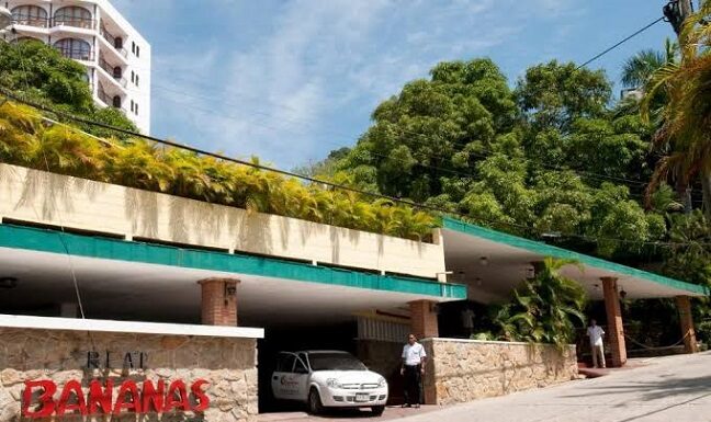 A dos semanas del paso de “Otis” por Acapulco, hoteles y restaurantes reabren sus puertas al público