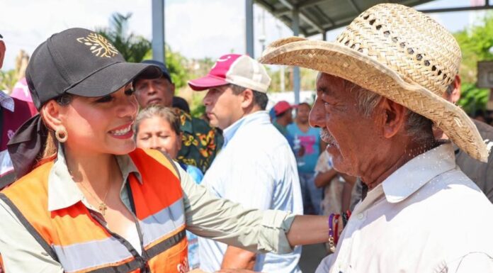 Va Evelyn Salgado a poblados de San Pedro Las Playas y El Bejuco con ayuda y víveres