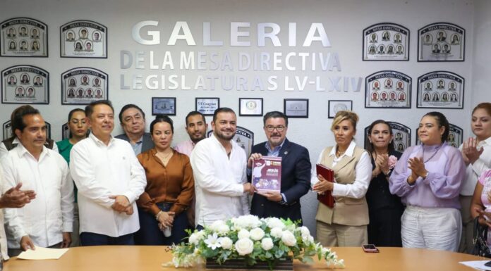 Entrega el Presidente de la JUCOPO, Jesús Urióstegui su primer informe de trabajo legislativo