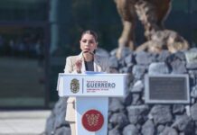 Evelyn Salgado iza bandera monumental del escudo de Guerrero en el 176 Aniversario de la Erección del Estado