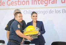 Evelyn Salgado entrega 3 mil piezas de equipo y uniformes a brigadistas de Protección Civil y Bomberos de Guerrero