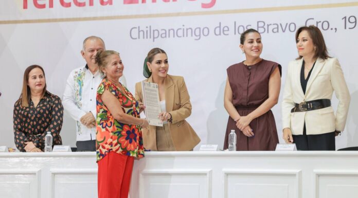 Evelyn Salgado entrega títulos de propiedad para dar certeza jurídica al patrimonio de 163 familias de Guerrero