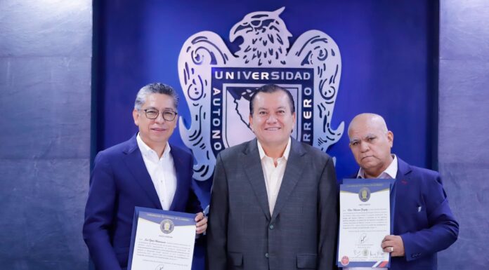 Entrega Javier Saldaña los primeros títulos de Posdoctorado en la historia de la UAGro